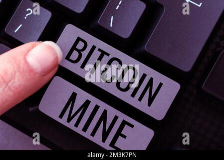 Schreiben mit Text Bitcoin Mine. Internet-Konzeptverarbeitung von Akquisitionen und Transaktionen im digitalen Währungssystem Stockfoto