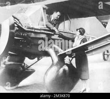 Pilot Stanley Hausner verabschiedet sich von seiner Frau Stockfoto