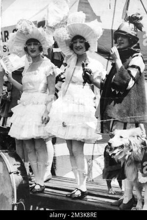 Die Dolly Sisters, amerikanische Darsteller, die in den 1920er Jahren im Londoner Theaterland zu sehen waren. Identische Zwillinge, Jenny lebte von 1892-1941 und Rosie von 1892-1970. Hier sehen Sie passende Outfits, die auf einem Fest oder Jahrmarkt erscheinen. Datum: c.1925 Stockfoto