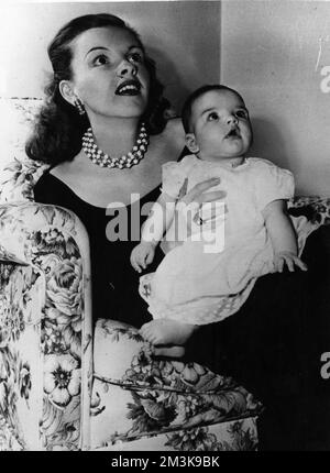 Judy Garland (1922-1969), amerikanische Schauspielerin und Sängerin mit ihrer Tochter Liza Minnelli (geboren 1946). Datum: Ca. 1946 Stockfoto