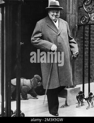 Sir Winston Leonard Spencer Churchill (1874-1965), britischer Politiker und Premierminister, feiert seinen 30.. Jahrestag im Unterhaus mit seinem Pudel in der Downing Street 10, London Datum: 29.. Oktober 1954 Stockfoto