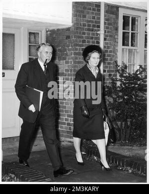 James Harold Wilson (1916-1995), Baron Wilson von Rievaulx, britischer Labour-Führer und Premierminister, stellte sich vor, wie seine Frau 1963 ihr Haus in der Vorstadt Hampstead Garden für das Parlament verließ, während sie noch immer Oppositionsführer war. Datum: 1963 Stockfoto