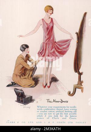 Werbung für Clark &amp; Co und J&amp; P Coats, Hersteller von Seide und Cottons für die Dressmaking, die eine junge Frau zeigt, die sich und ihr neues pinkes Partykleid in einem cheval-Spiegel bewundert, während ihre Schneiderin den (schrecklich kurzen) Saum einstellt. 1929 Stockfoto