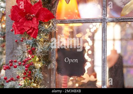 unterschreibe mit der Aufschrift auf dem Store. Dekoriert mit weihnachtsdekorationen. Stockfoto