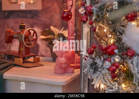 Wachsfigur eines verliebten Bären, der ein Herz in den Pfoten hält. valentinstag-Konzept. Stockfoto