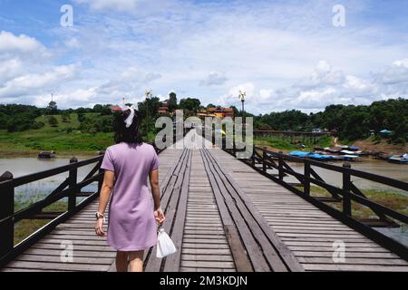 Mon Bridge oder Wooden Bridge in Kanchanaburi, Thailand Stockfoto