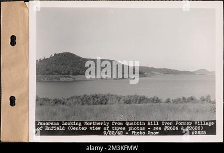 Panoramablick nördlich vom Quabbin Hill über das ehemalige Dorf Enfield (zentraler Blick auf drei Fotos), siehe Fotos Nr. 2624 und Nr. 2626, Quabbin Reservoir, Mass., 22. September 1942, Wasserwerke, Reservoirs, Wasserverteilungsstrukturen, Ingenieurwesen, allgemeine Ansichten, ehemalige Gemeinden Stockfoto