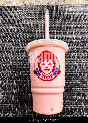 Wendys eiskalte Erdbeereis. Eine limitierte Auflage. Auch Pfefferminzgeschmack. Stockfoto