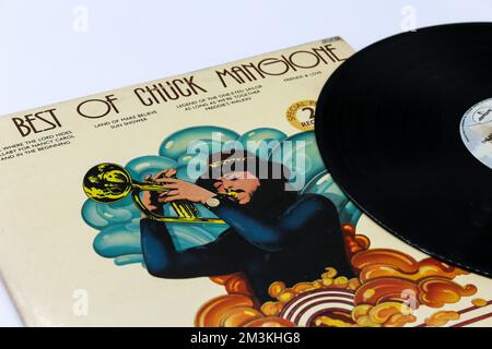 Charles Frank Mangione ist ein amerikanischer Flugelhorn-Spieler, Voice-Schauspieler, Trompeter und Komponist. Record LP-Disc mit dem Titel „The Best of Chuck Mangione“. Album Stockfoto