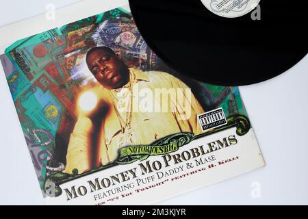 Mo Money Mo Problems ist ein Song von amerikanischem Rapper, dem berüchtigten B.I.G alias Biggie Smalls aus dem Album Life After Death auf Schallplatten-LP-Disc. Stockfoto