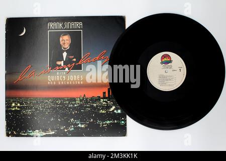 L.A. Is My Lady ist das 57. Und letzte Solo-Studio-Album von Frank Sinatra, das 1984 veröffentlicht und von Quincy Jones auf Schallplatten-LP-Disc produziert wurde. Stockfoto