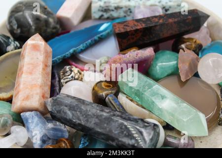 Halbedelsteinmineralien für meditationsfreudige Entspannung aus nächster Nähe. Heilende Steine für magisches Kristallritual, Hexerei, Chakra Entspannung. Spirituell Stockfoto