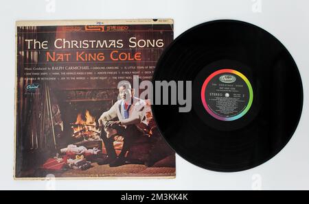 Jazzkünstler, Nat King Cole Musikalbum auf Schallplatten-LP-Disc. Titel: Das Cover des Christmas Song Albums Stockfoto