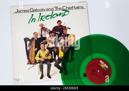 Folk-, Welt- und Country-Künstler James Galway und das Chieftains-Musikalbum auf Vinyl-LP-Schallplatte. Mit Dem Titel: James Galway And The Chieftains In Ireland Stockfoto