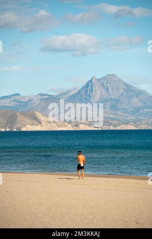 Alicante, Spanien : 2022. November 17 : Menschen, die 2022 am Strand von San Juan in Alicante spazieren gehen. Stockfoto