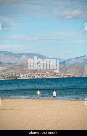 Alicante, Spanien : 2022. November 17 : Menschen, die 2022 am Strand von San Juan in Alicante spazieren gehen. Stockfoto