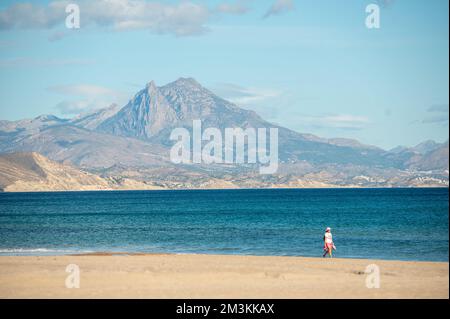 Alicante, Spanien : 2022. November 17 : Menschen, die 2022 am Strand von San Juan in Alicante spazieren gehen. Stockfoto