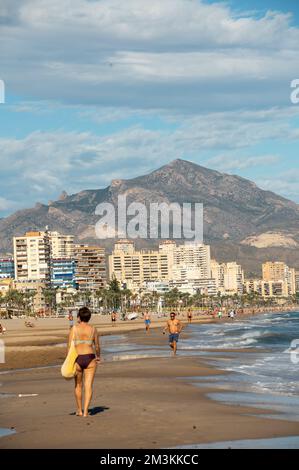 Alicante, Spanien : 2022. November 17 : Menschen, die 2022 am Strand von San Juan in Alicante spazieren gehen. Stockfoto