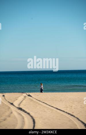 Alicante, Spanien : 2022. November 17 : Menschen, die 2022 am Strand von San Juan in Alicante spazieren gehen. Stockfoto