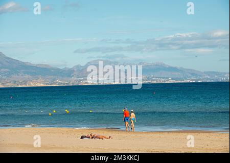 Alicante, Spanien : 2022. November 17 : Menschen, die 2022 am Strand von San Juan in Alicante spazieren gehen. Stockfoto