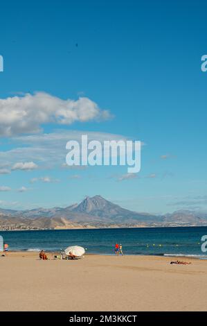 Alicante, Spanien : 2022. November 17 : Menschen am Strand von San Juan im Herbst 2022 in Alicante. Stockfoto