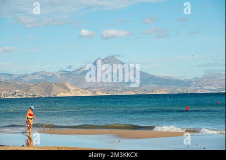 Alicante, Spanien : 2022. November 17 : Menschen, die 2022 am Strand von San Juan in Alicante spazieren gehen. Stockfoto