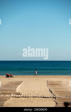 Alicante, Spanien : 2022. November 17 : Menschen, die 2022 am Strand von San Juan in Alicante spazieren gehen. Stockfoto