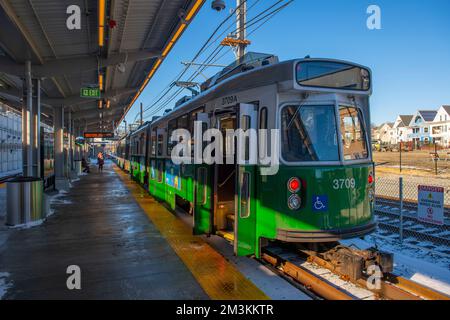 MBTA Green Line Kinki Sharyo Typ 7 Zug am Gilman Square Bahnhof in Somerville, Massachusetts, MA, USA. Green Line Extension wurde am 12. Dezember 2022 eröffnet. Stockfoto