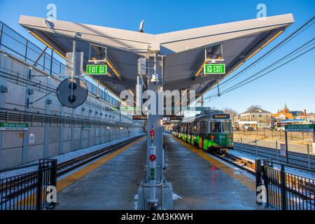 MBTA Green Line Kinki Sharyo Typ 7 Zug am Gilman Square Bahnhof in Somerville, Massachusetts, MA, USA. Green Line Extension wurde am 12. Dezember 2022 eröffnet. Stockfoto