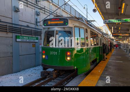 MBTA Green Line Kinki Sharyo Typ 7 Zug am Gilman Square Bahnhof in Somerville, Massachusetts, MA, USA. Green Line Extension wurde am 12. Dezember 2022 eröffnet. Stockfoto
