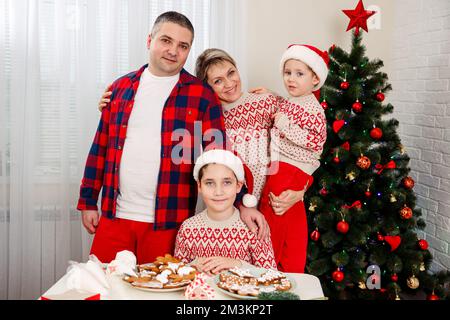 Familiendekoration frisch gebackener Lebkekse mit Sahnehäubchen Stockfoto