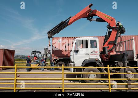 Cucuta, Kolumbien. 15.. Dezember 2022. Mitarbeiter der venezolanischen Regierung entfernen Container, die die Tienditas International Bridge an der kolumbianisch-venezolanischen Grenze seit 2019 blockieren. Kredit: Ferley Ospina/dpa/Alamy Live News Stockfoto