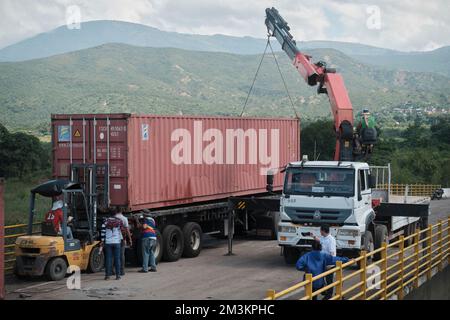 Cucuta, Kolumbien. 15.. Dezember 2022. Mitarbeiter der venezolanischen Regierung entfernen Container, die die Tienditas International Bridge an der kolumbianisch-venezolanischen Grenze seit 2019 blockieren. Kredit: Ferley Ospina/dpa/Alamy Live News Stockfoto