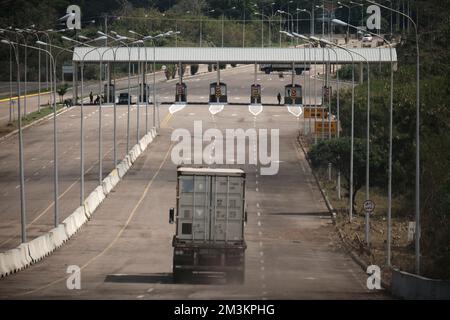 Cucuta, Kolumbien. 15.. Dezember 2022. Ein LKW fährt einen Container, der von der Tienditas International Bridge nach Táchira abtransportiert wurde. Kredit: Ferley Ospina/dpa/Alamy Live News Stockfoto