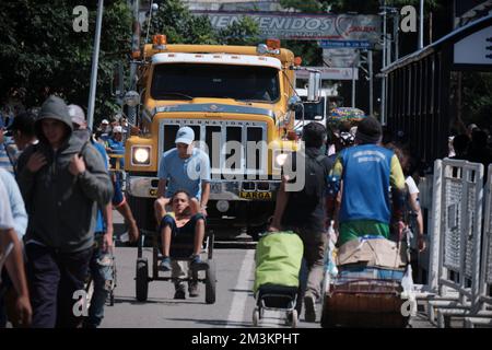 Cucuta, Kolumbien. 15.. Dezember 2022. Menschen gehen über die Simon Bolivar International Bridge an der kolumbianisch-venezolanischen Grenze. Kredit: Ferley Ospina/dpa/Alamy Live News Stockfoto