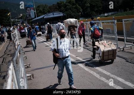 Cucuta, Kolumbien. 15.. Dezember 2022. Menschen gehen über die Simon Bolivar International Bridge an der kolumbianisch-venezolanischen Grenze. Kredit: Ferley Ospina/dpa/Alamy Live News Stockfoto