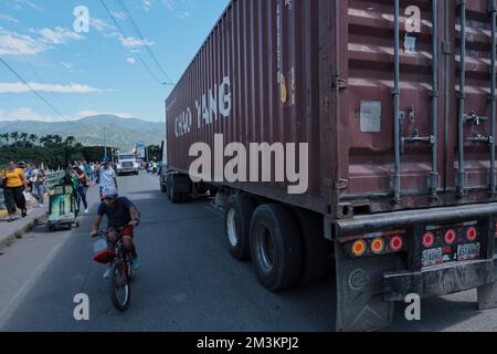 Cucuta, Kolumbien. 15.. Dezember 2022. Menschen gehen an einem Truck vorbei über die Simon Bolivar International Bridge an der kolumbianisch-venezolanischen Grenze. Kredit: Ferley Ospina/dpa/Alamy Live News Stockfoto