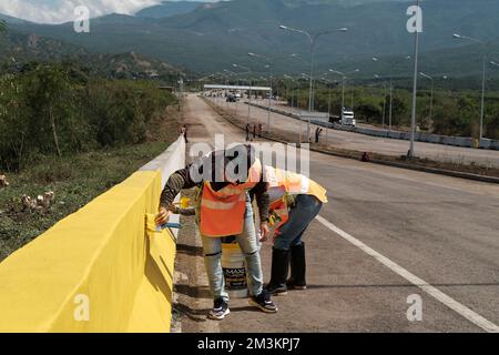 Cucuta, Kolumbien. 15.. Dezember 2022. Regierungsangestellte führen Wartungsarbeiten an der Tienditas International Bridge an der Grenze zwischen Kolumbien und Venezuela durch. Kredit: Ferley Ospina/dpa/Alamy Live News Stockfoto