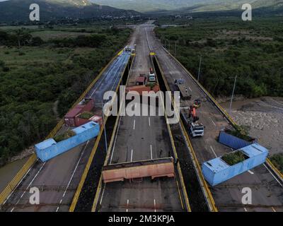 Cucuta, Kolumbien. 15.. Dezember 2022. Mitarbeiter der venezolanischen Regierung entfernen Container, die die Tienditas International Bridge an der kolumbianisch-venezolanischen Grenze seit 2019 blockieren. Kredit: Ferley Ospina/dpa/Alamy Live News Stockfoto