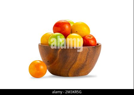 Gruppe von bunten, frisch geernteten Bio-Kirschtomaten in einer Holzschüssel isoliert auf weißem Hintergrund mit Schnittpfad. Stockfoto