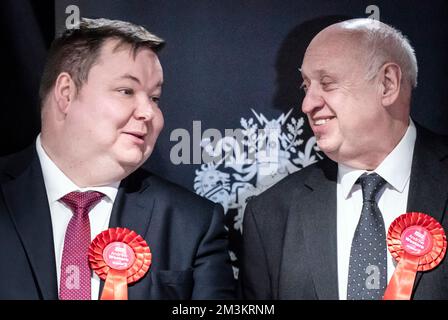 Der Labour-Kandidat Andrew Western (links) und der Labour-Regionalbeamte Andy Smith (rechts) reagieren, als Herr Western der erklärte Gewinner der Nachwahlen nach Stretford und Urmston in Old Trafford in Greater Manchester ist, nachdem Kate Green die Nachwahlen auslöste. Neun Kandidaten waren an ihrer Nachfolge als Abgeordneter für die Labour-Festung im Südwesten von Manchesters beteiligt. Foto: Freitag, 16. Dezember 2022. Stockfoto