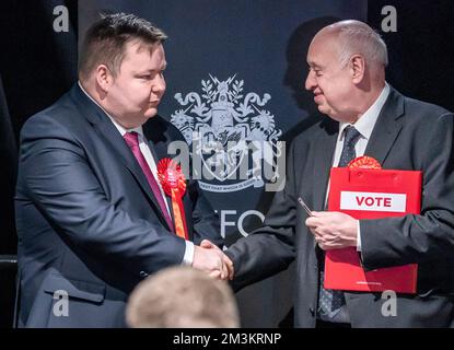 Der Labour-Kandidat Andrew Western (links) wird vom Labour Regional Officer Andy Smith (rechts) beglückwünscht, nachdem Herr Western zum Gewinner der Nachwahlen nach Stretford und Urmston in Old Trafford in Greater Manchester erklärt wurde, nachdem Kate Green die Nachwahlen ausgelöst hatte. Neun Kandidaten waren an ihrer Nachfolge als Abgeordneter für die Labour-Festung im Südwesten von Manchesters beteiligt. Foto: Freitag, 16. Dezember 2022. Stockfoto