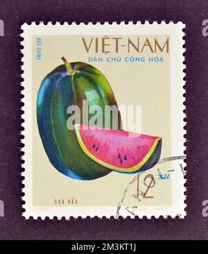 Abgesagte Briefmarke, gedruckt von Vietnam, die Wassermelone zeigt, ungefähr 1970 Stockfoto