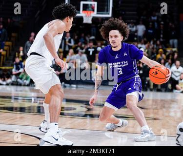 Boulder, CO, USA. 15.. Dezember 2022. North Alabama Lions Guard KJ Johnson (3) sucht nach einer Eröffnung im Männer-Basketballspiel zwischen Colorado und North Alabama in Boulder, CO. Derek Regensburger/CSM/Alamy Live News Stockfoto