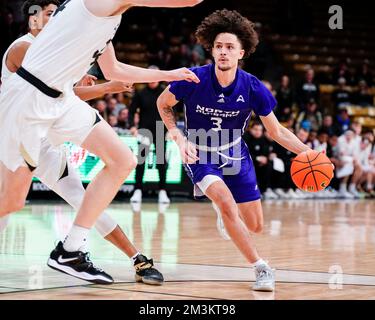 Boulder, CO, USA. 15.. Dezember 2022. North Alabama Lions Guard KJ Johnson (3) fährt die Straße im Männer-Basketballspiel zwischen Colorado und North Alabama in Boulder, CO. Derek Regensburger/CSM/Alamy Live News Stockfoto