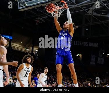 Boulder, CO, USA. 15.. Dezember 2022. North Alabama Lions Forward Damian Forrest (33) dunkelt ein Zuhause im Männer-Basketballspiel zwischen Colorado und North Alabama in Boulder, CO. Derek Regensburger/CSM/Alamy Live News Stockfoto