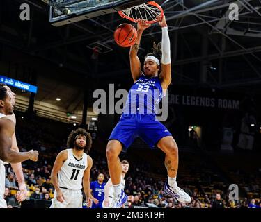 Boulder, CO, USA. 15.. Dezember 2022. North Alabama Lions Forward Damian Forrest (33) dunkelt ein Zuhause im Männer-Basketballspiel zwischen Colorado und North Alabama in Boulder, CO. Derek Regensburger/CSM/Alamy Live News Stockfoto