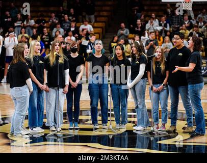 Boulder, CO, USA. 15.. Dezember 2022. Der Chor der Prospect Ridge Academy singt die Nationalhymne vor dem Männer-Basketballspiel zwischen Colorado und North Alabama in Boulder, CO. Derek Regensburger/CSM/Alamy Live News Stockfoto