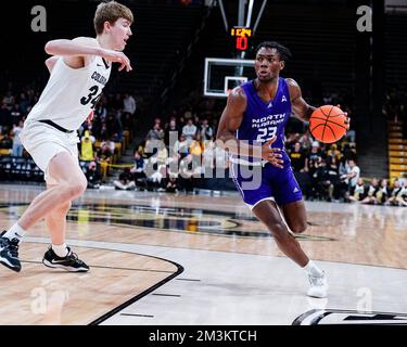 Boulder, CO, USA. 15.. Dezember 2022. North Alabama Lions Forward Deraje Agbaosi (23) fährt im Männer-Basketballspiel zwischen Colorado und North Alabama in Boulder, CO. Derek Regensburger/CSM/Alamy Live News Stockfoto