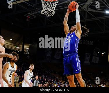 Boulder, CO, USA. 15.. Dezember 2022. North Alabama Lions Forward Damian Forrest (33) dunkelt ein Zuhause im Männer-Basketballspiel zwischen Colorado und North Alabama in Boulder, CO. Derek Regensburger/CSM/Alamy Live News Stockfoto